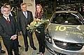 Opel-Chef Hans Demant, Bundeswirtschaftsminister Michael Glos und die Schauspielerin Esther Schweins (von links) feiern den zehnmillionsten Corsa. Foto: Auto-Reporter/Opel